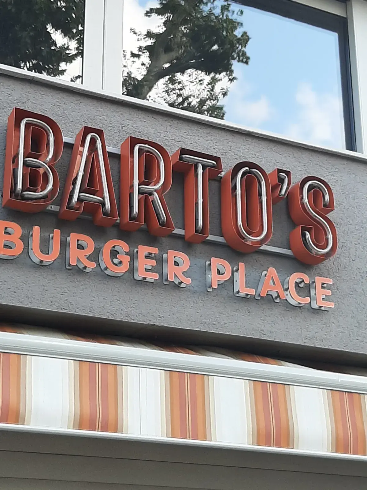 Barto’s Burger Place Çengelköy şubesinin tabelalı dış görünümü