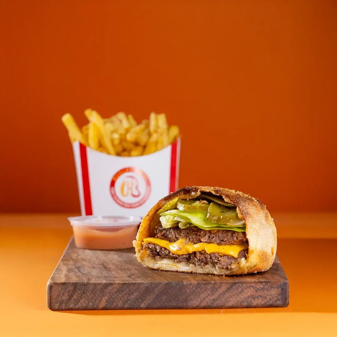 Hungry Birds Maslak TGO menüsündeki Double Cheese burger ve patates