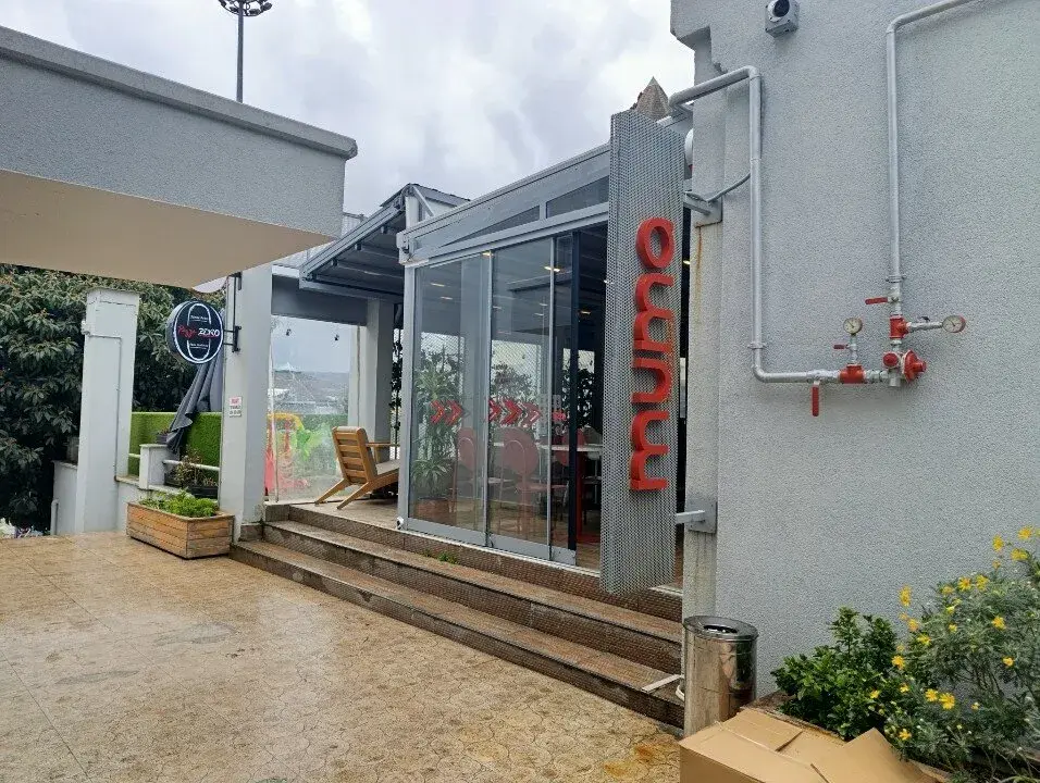Muma Burger House Zekeriyaköy şubesinin tabelalı dış görünümü
