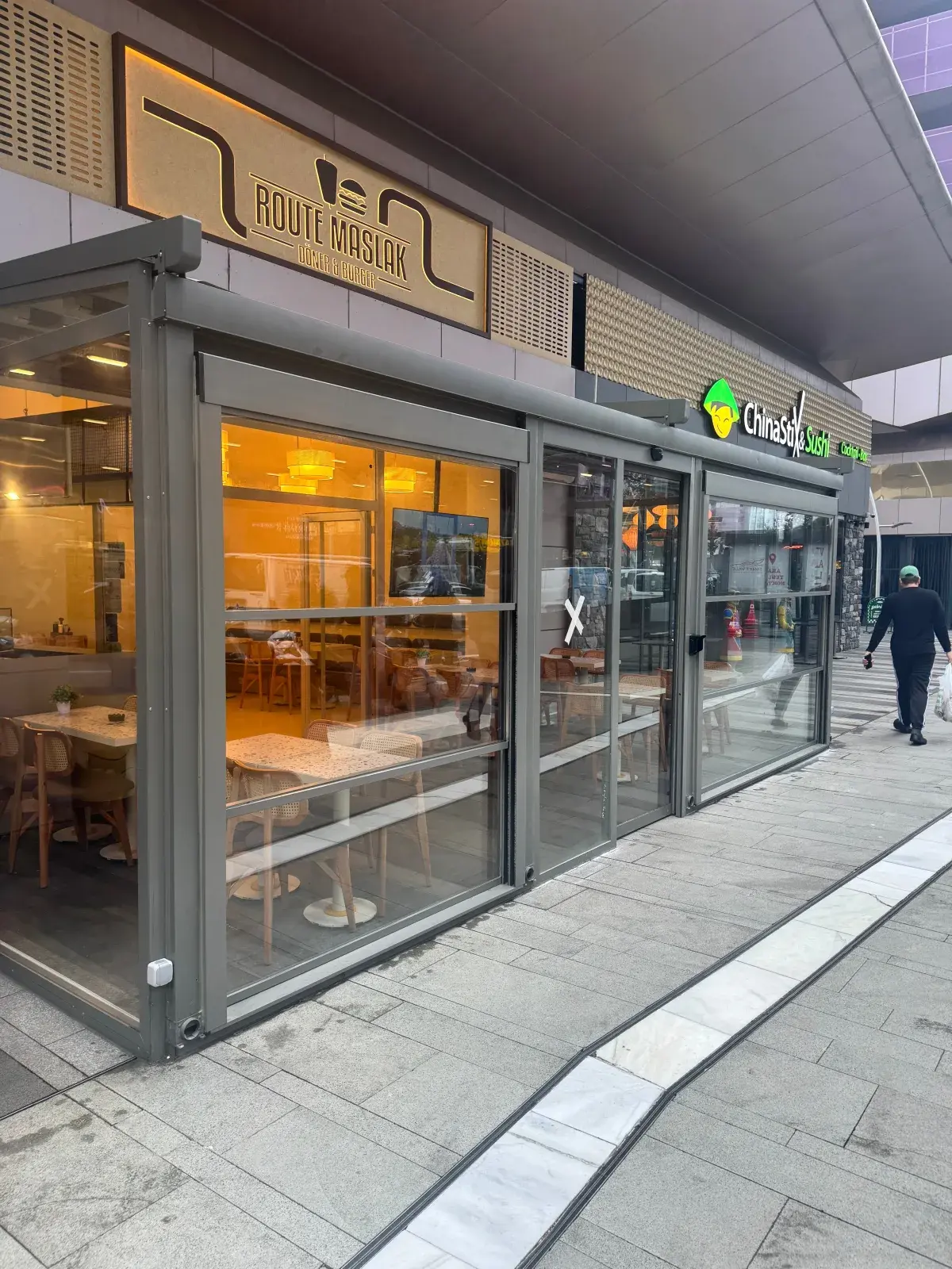 Route Döner Burger Maslak 1453 tabelalı vitrini