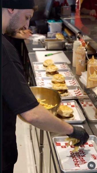Taff Burger Maslak açılış videosunda burgerleri hazırlayan mutfak ekibi