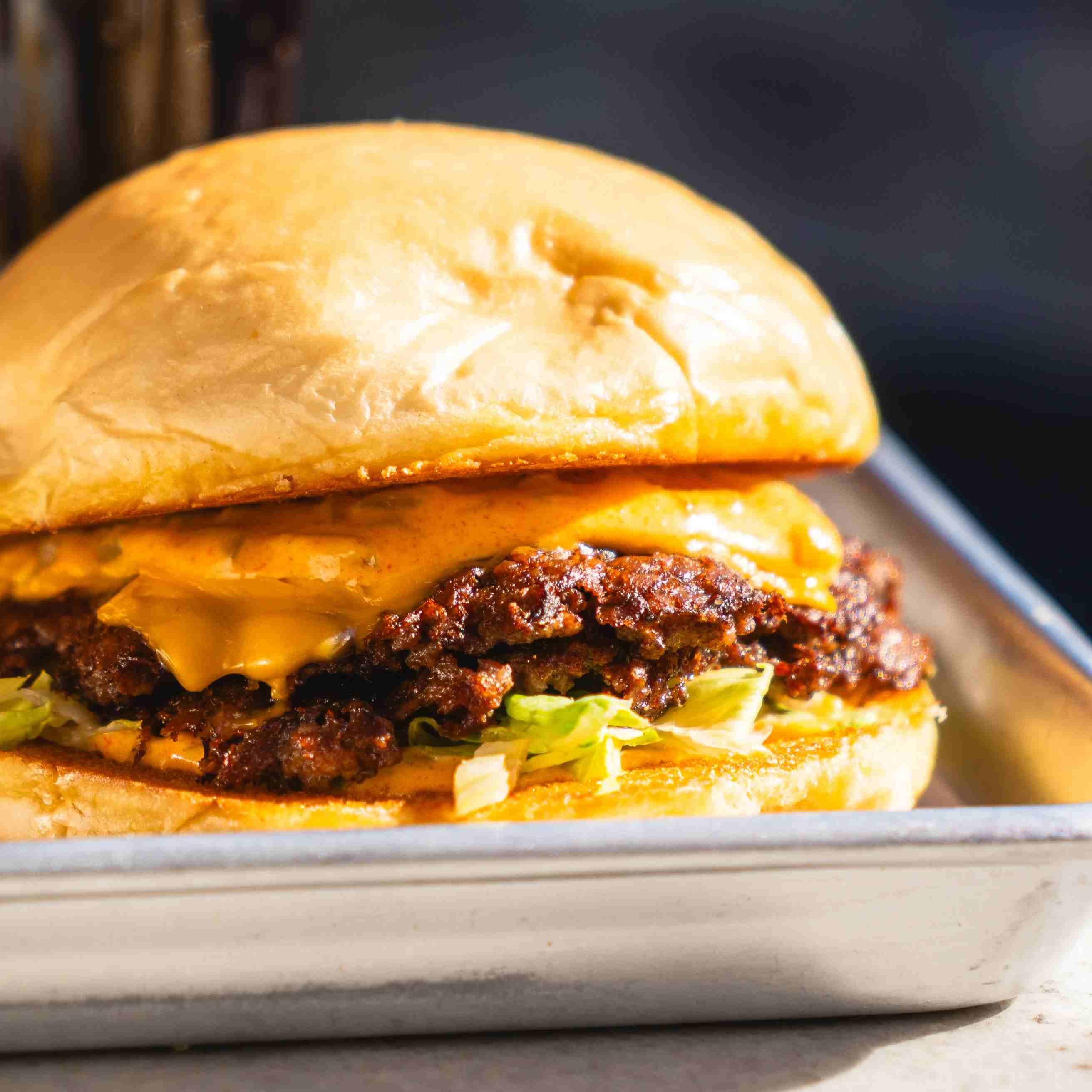 Taff Burger Maslak TGO menüsünde kullanılan çift köfteli smash burger görseli